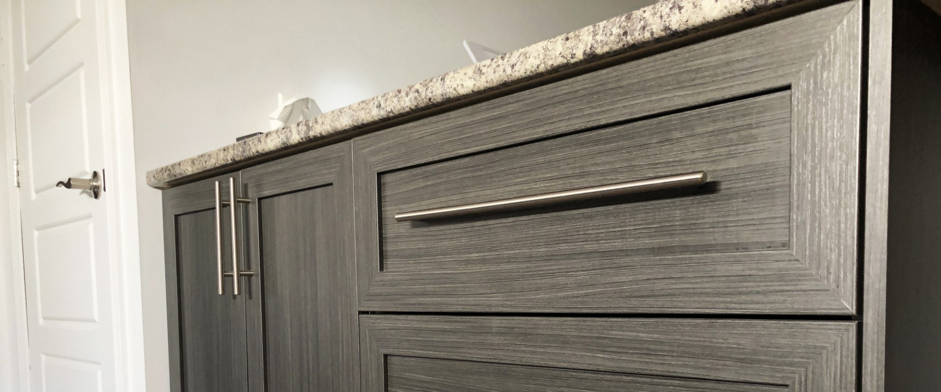 What is the Difference Between Cabinet Knobs and Pulls?
